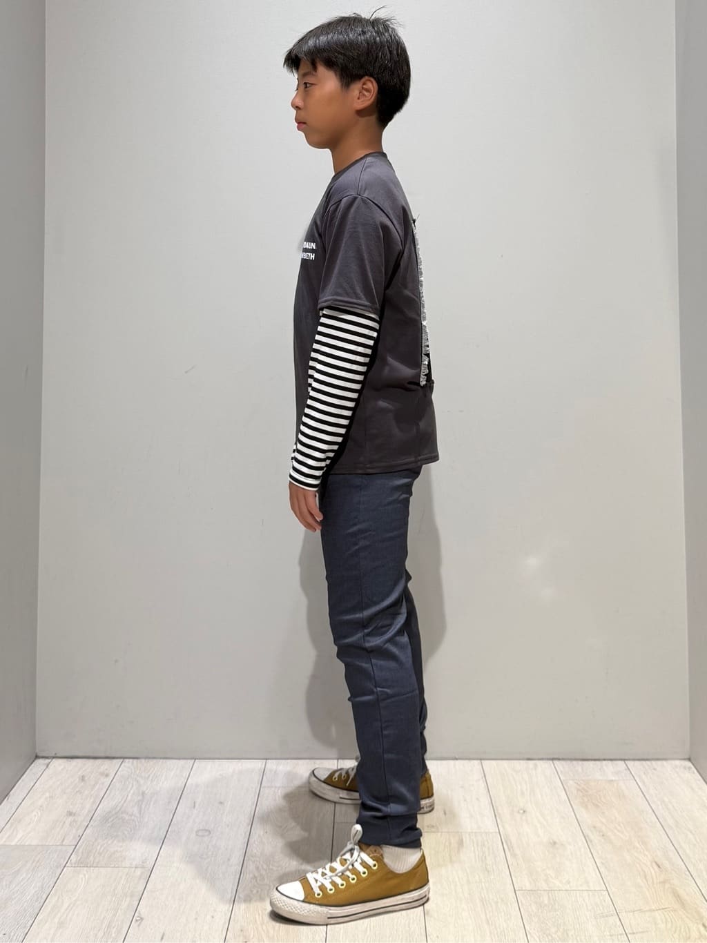kuboさんの「THE SHOP TK｜【110－160】レイヤード風デニムアップリケロンTee」を使ったコーディネート
