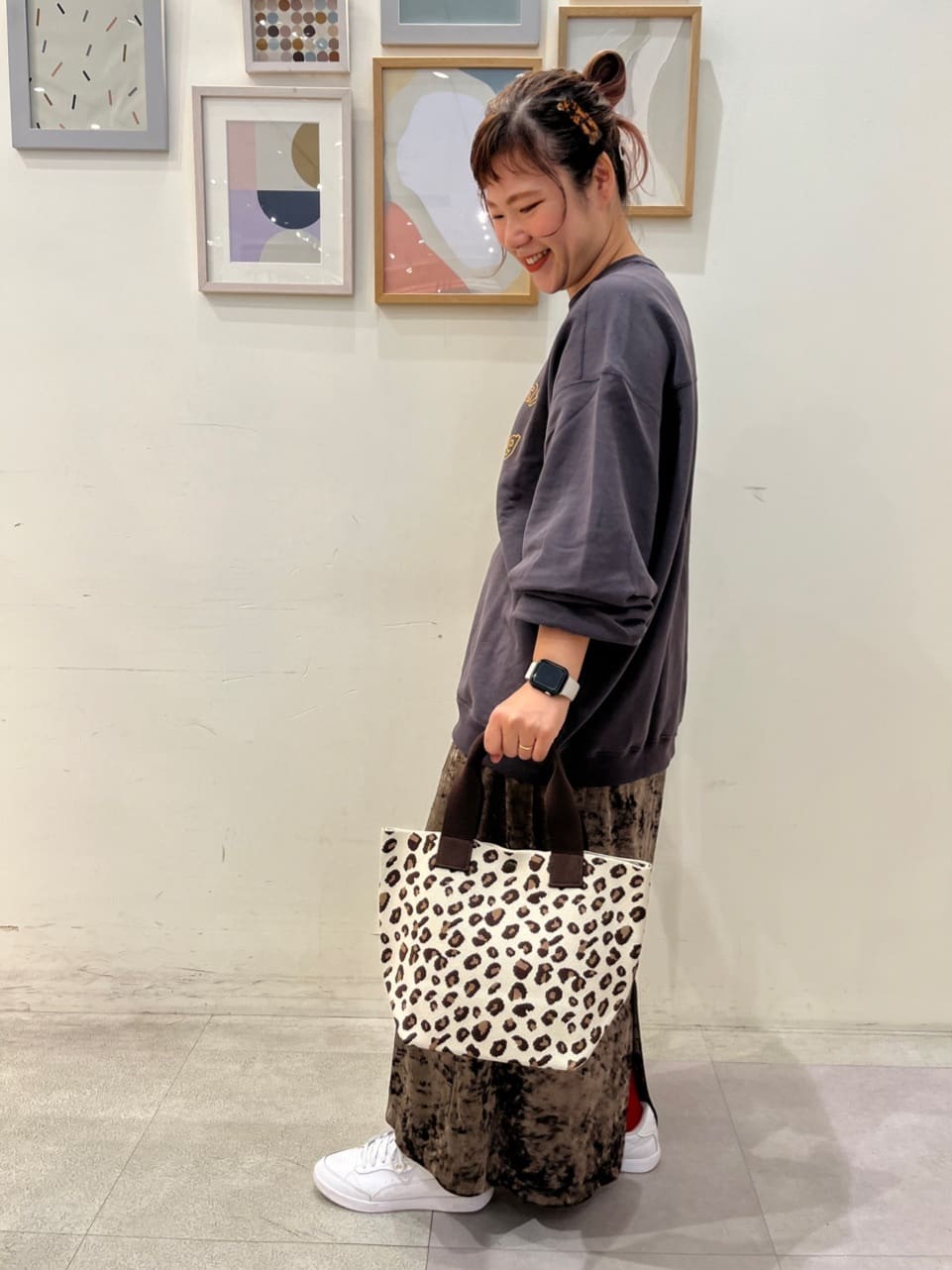 mikakoさんの「SHOO･LA･RUE｜【S-LL】光沢感が華やかに ベロア調ナロースカート」を使ったコーディネート
