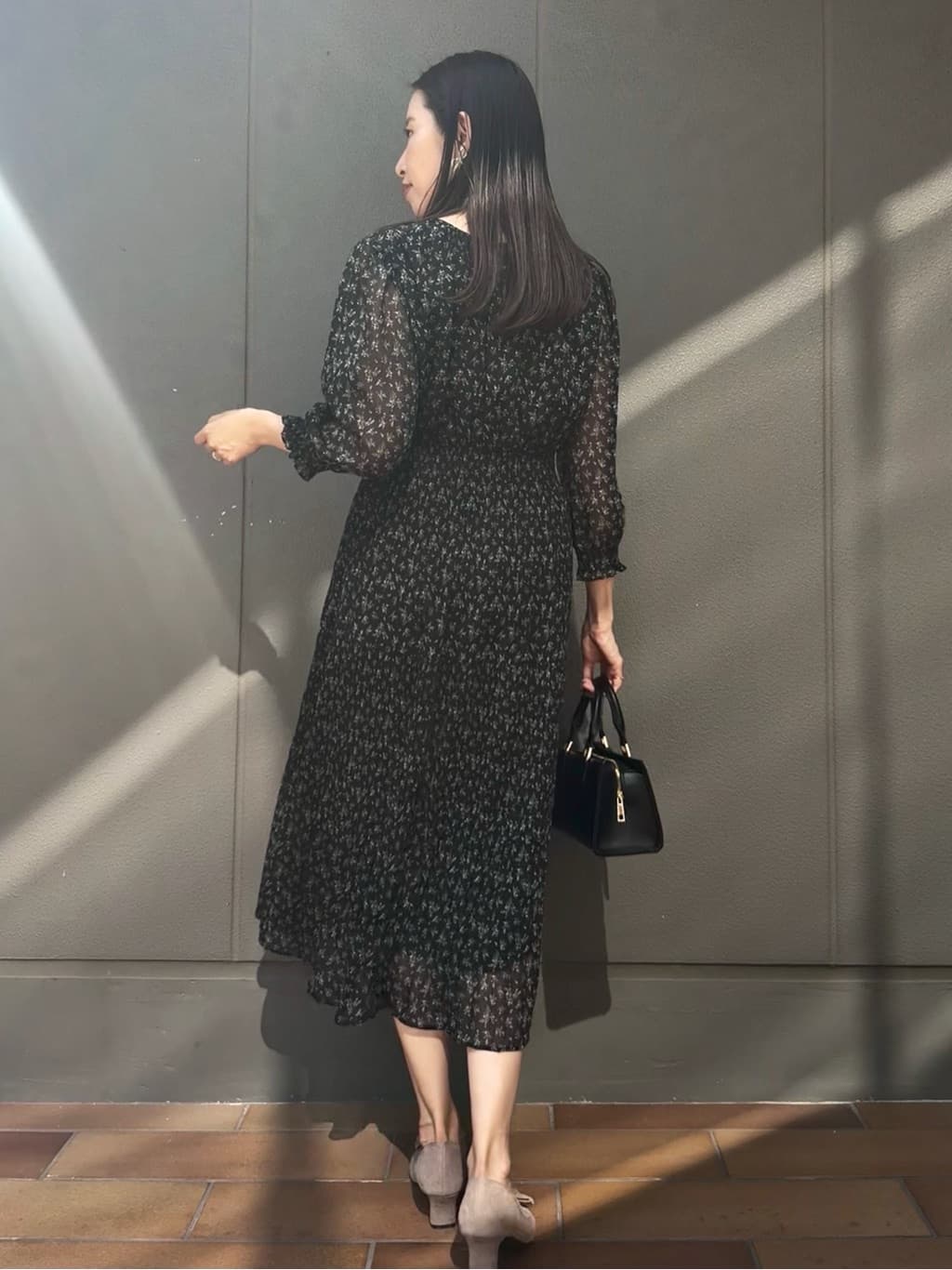 teiさんの「Couture brooch｜【一枚で着映える・花柄・通勤】前後2WAYシフォン楊柳小花ワンピース」を使ったコーディネート