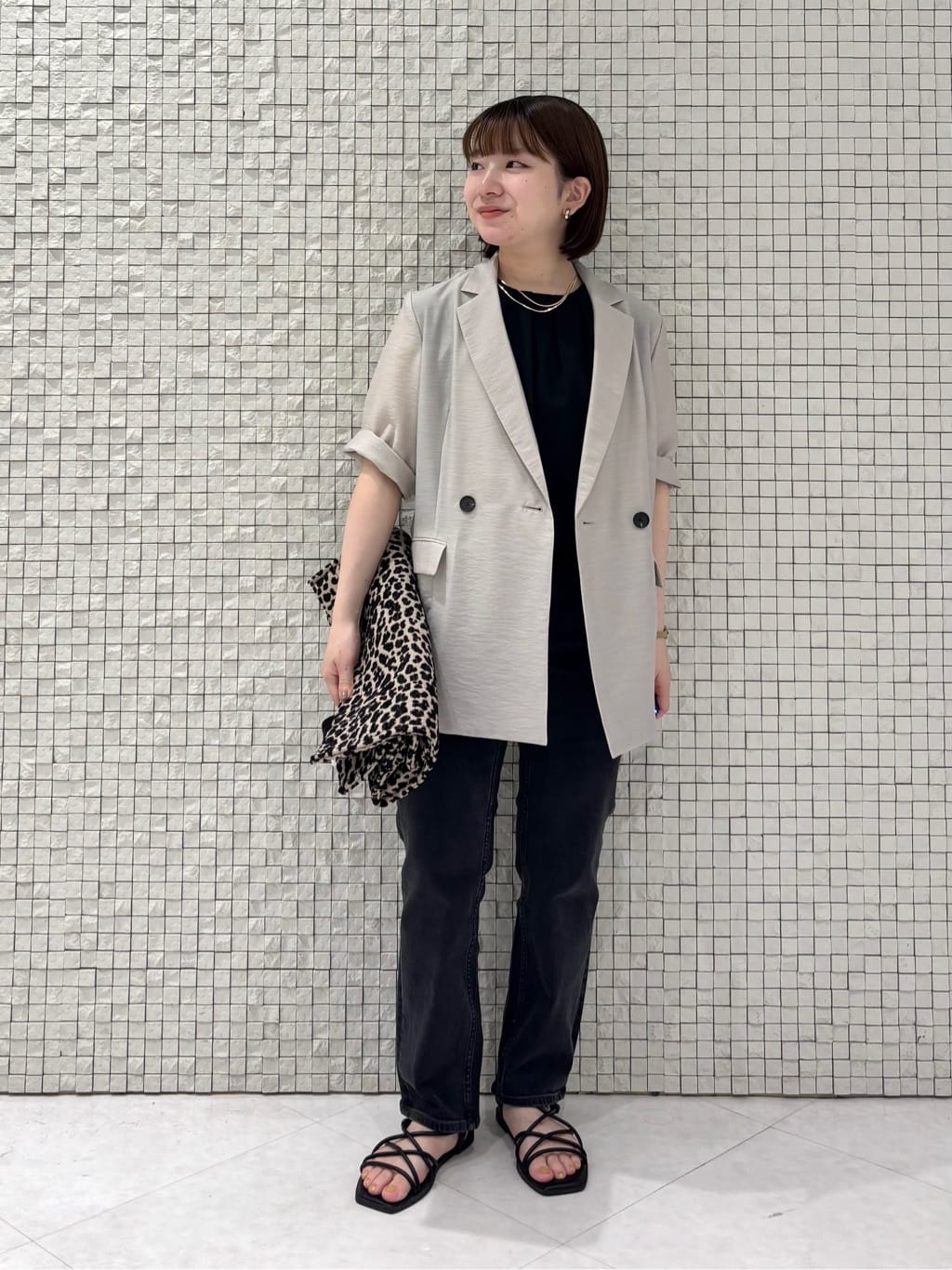 sakuさんの「INDIVI｜【褒められデニム】スリムストレート デニムパンツ」を使ったコーディネート
