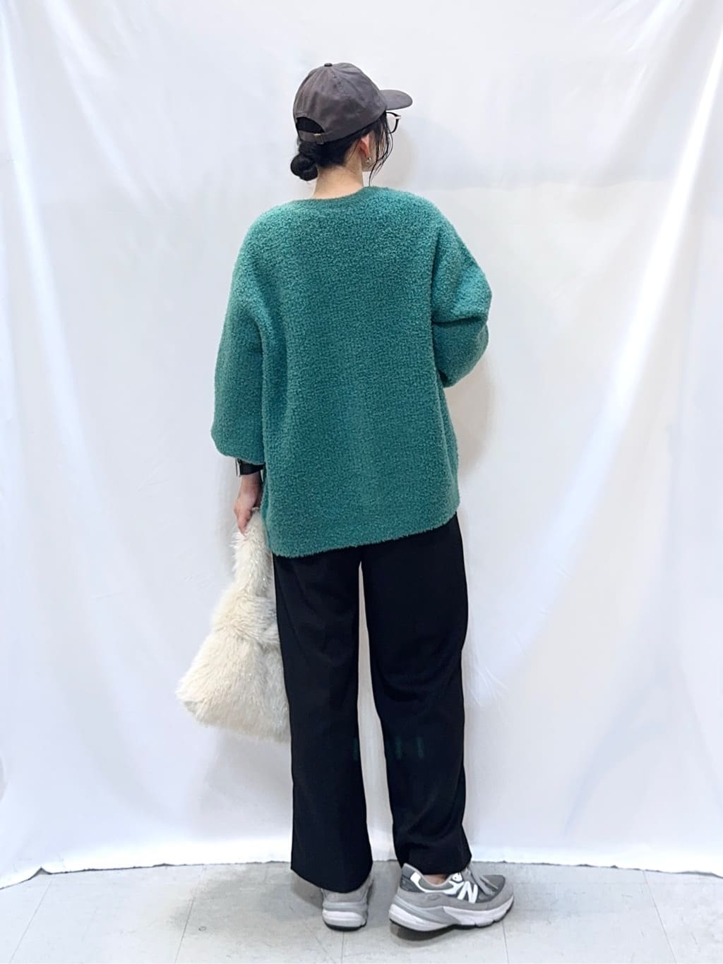 𝐇𝐢𝐫𝐨𝐦𝐢さんの「SHOO･LA･RUE｜【S-LL】思わず触れたくなる ふわふわ Vネックニットカーディガン」を使ったコーディネート