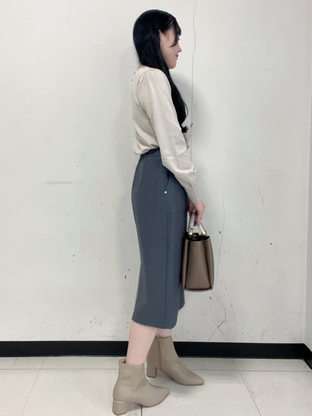 Hitomiさんの「index｜パール調パーツ付きクルーネックニット【洗濯機OK】《8col／XS～3L》」を使ったコーディネート