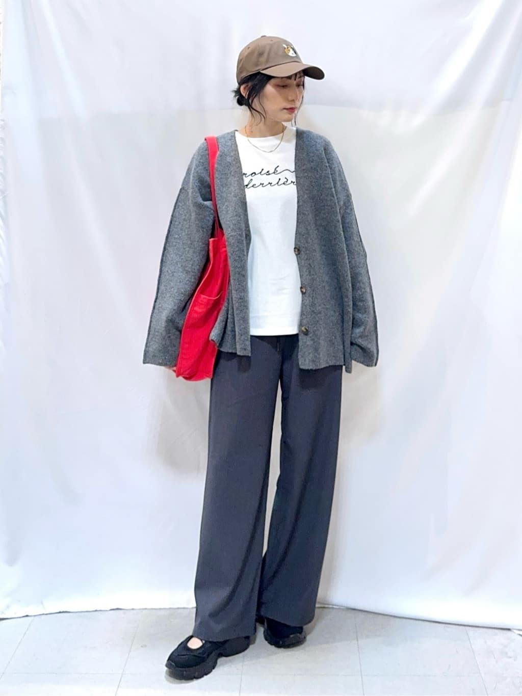 𝐇𝐢𝐫𝐨𝐦𝐢さんの「SHOO･LA･RUE｜【洗濯機可/S-LL】周りと差がつく チェーンステッチロゴロンT」を使ったコーディネート