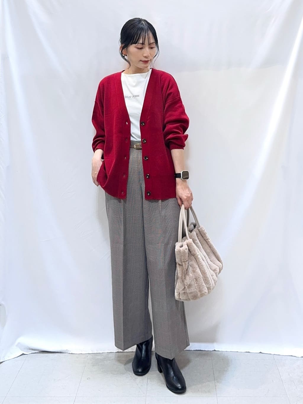 𝐇𝐢𝐫𝐨𝐦𝐢さんの「SHOO･LA･RUE｜【洗える/毛玉レス】表面がきれいなVネックカーディガン」を使ったコーディネート