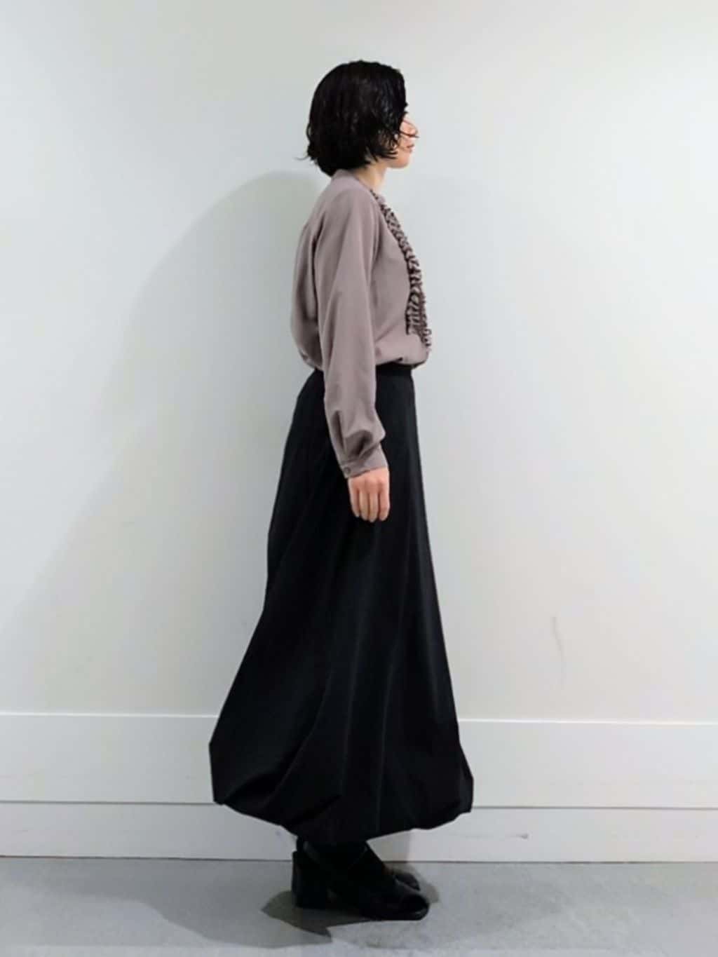 ミズタさんの「UNTITLED｜【1枚で着映え/オンオフ着回し】フリルサテンブラウス」を使ったコーディネート