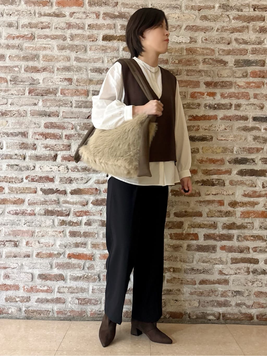 しばさんの「THE SHOP TK｜【春まで着られる】ニットベスト＆ブラウスセット/洗濯機OK」を使ったコーディネート