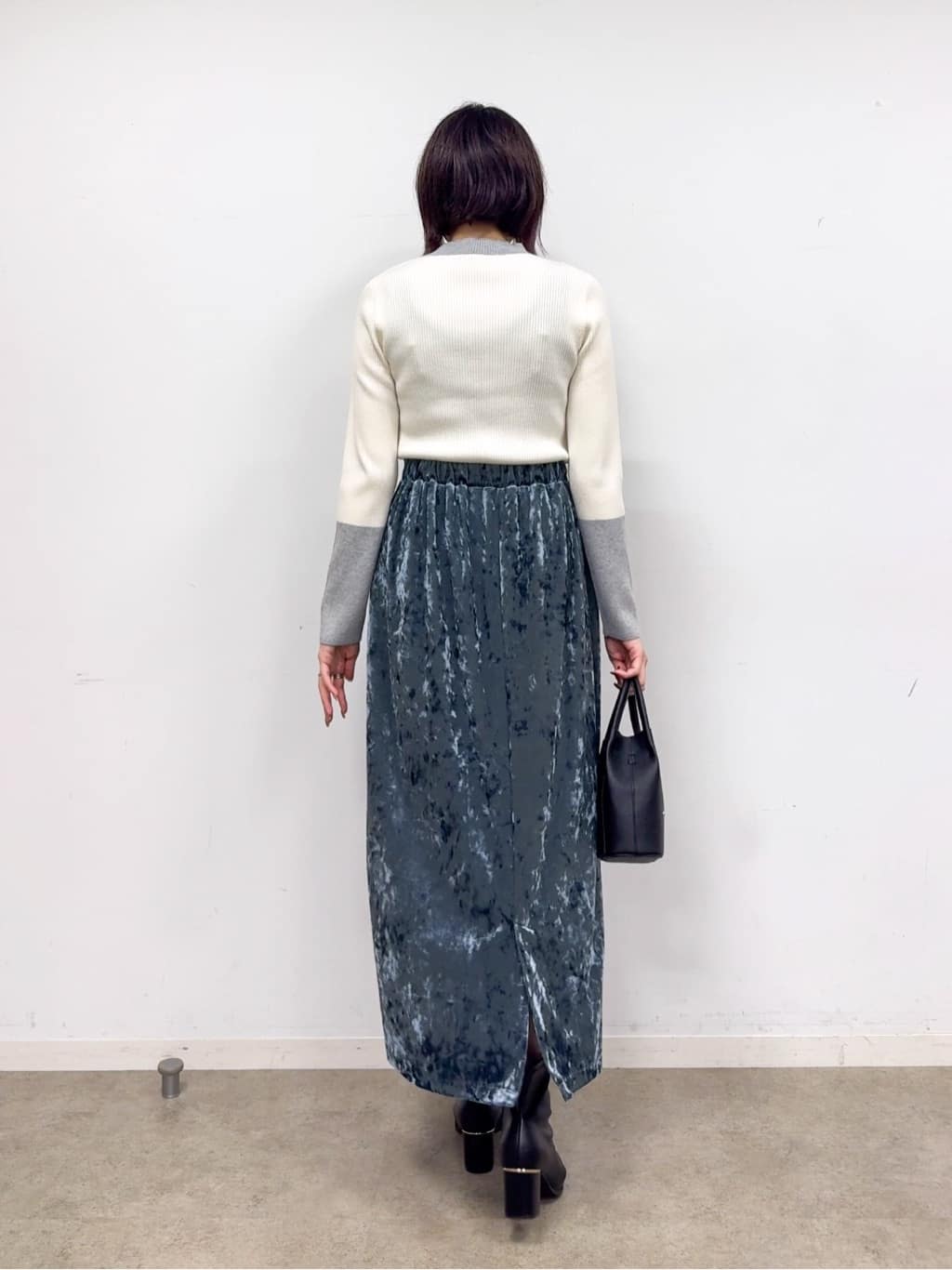 𝐜𝐡𝐢𝐤𝐚さんの「SHOO･LA･RUE｜【S-LL】光沢感が華やかに ベロア調ナロースカート」を使ったコーディネート