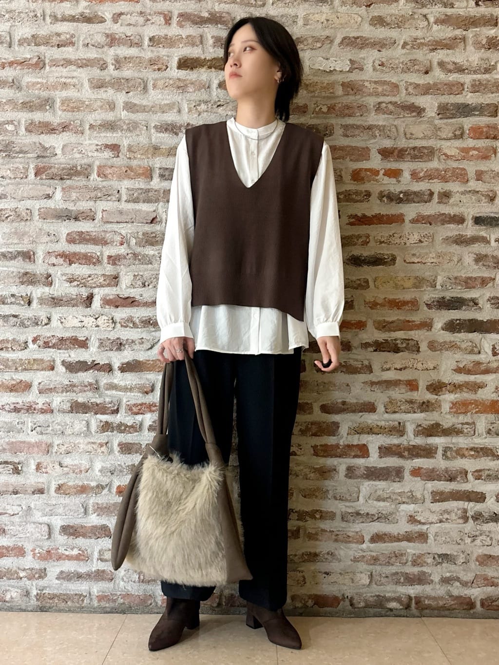 しばさんの「THE SHOP TK｜【春まで着られる】ニットベスト＆ブラウスセット/洗濯機OK」を使ったコーディネート