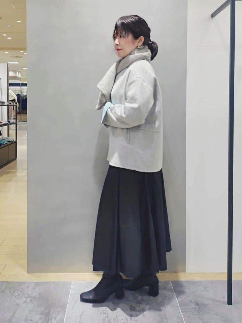 TOMOMIさんの「INDIVI｜レザー調ギャザースカート」を使ったコーディネート