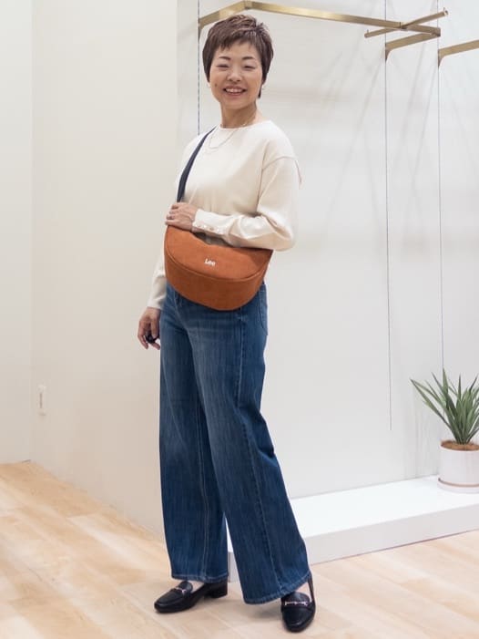 シュウコさんの「grove｜ON/OFF毎日使える！袖口ボタンドロップショルダーニット」を使ったコーディネート