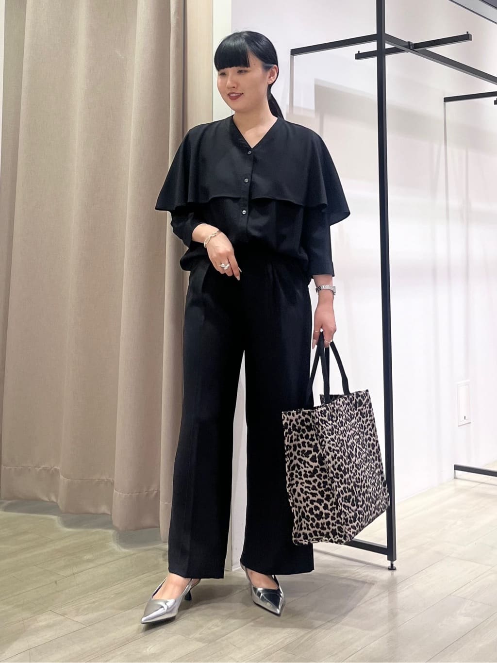 hasuさんの「INDIVI｜【羽織りとしても活躍！】ケープカラーブラウス」を使ったコーディネート