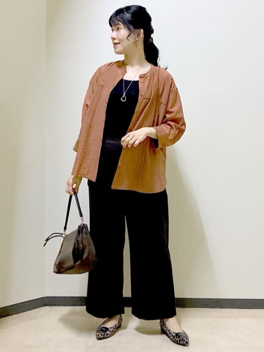  beni_gingerさんの「Reflect｜【重ね着でも一枚着でも◎】バンドカラーオーバーサイズシャツブラウス」を使ったコーディネート