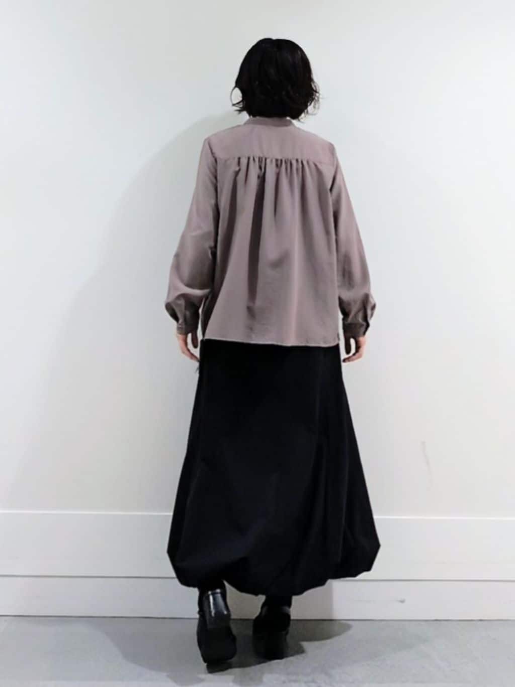 ミズタさんの「UNTITLED｜【1枚で着映え/オンオフ着回し】フリルサテンブラウス」を使ったコーディネート