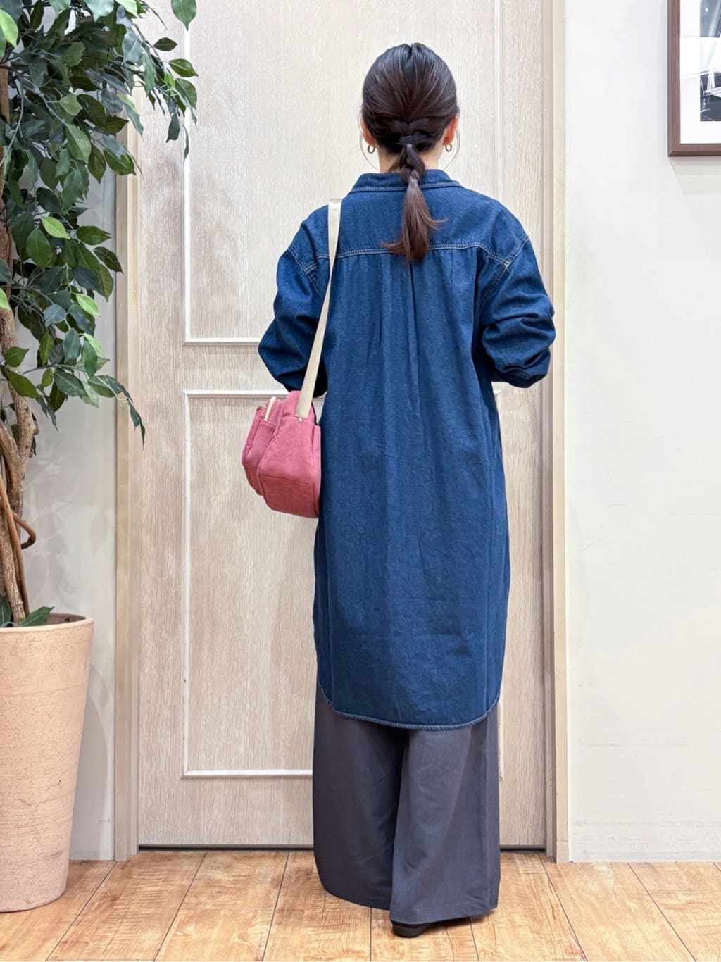 なみさんの「SHOO･LA･RUE｜【S-LL】ロングシーズン活躍 デニムシャツワンピース」を使ったコーディネート