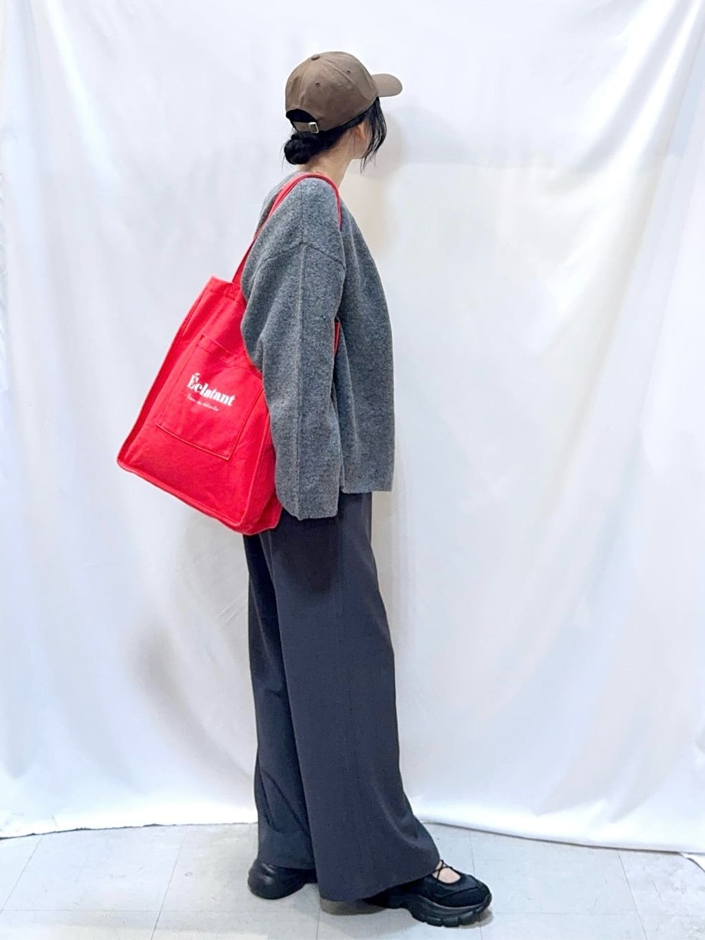 𝐇𝐢𝐫𝐨𝐦𝐢さんの「SHOO･LA･RUE｜【洗濯機可/S-LL】周りと差がつく チェーンステッチロゴロンT」を使ったコーディネート