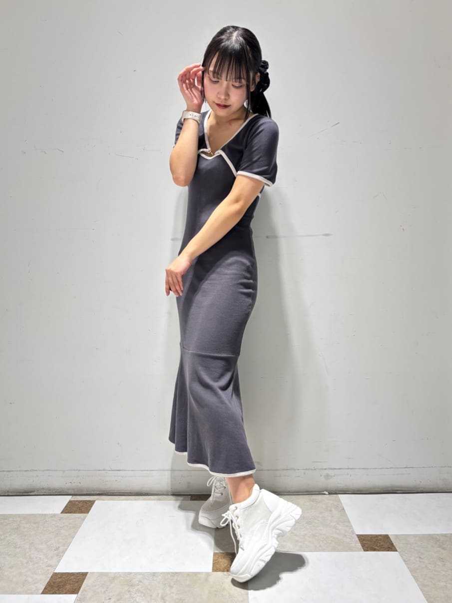 せらら⭐️さんの「ESPERANZA｜ベルベットラメスニーカー」を使ったコーディネート