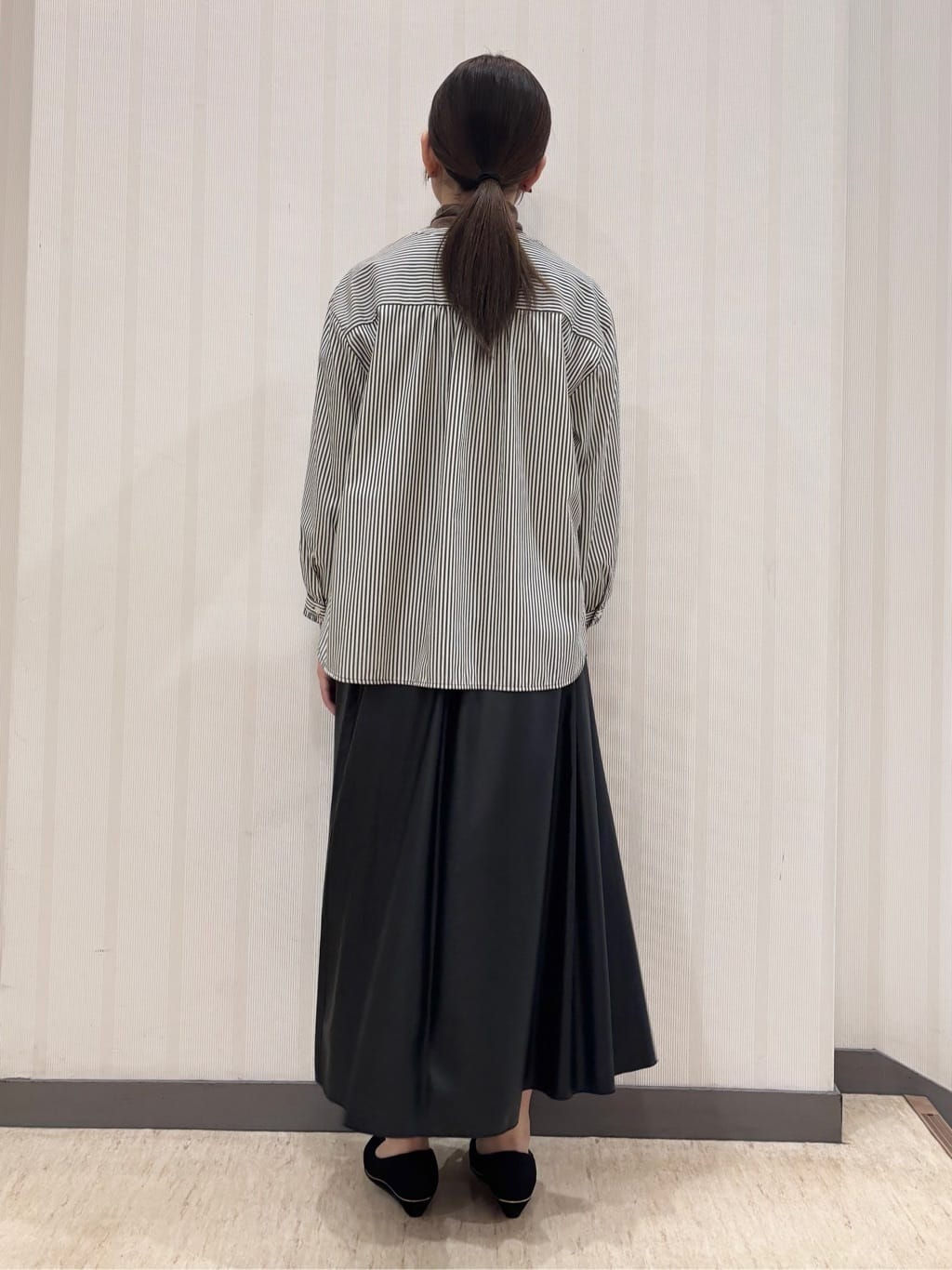 ちひさんの「INDIVI｜レザー調ギャザースカート」を使ったコーディネート