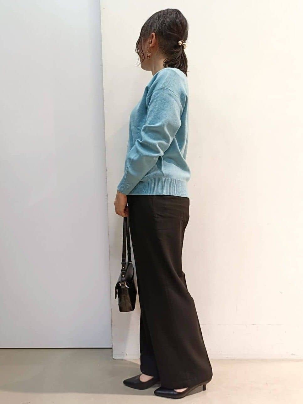 あんさんの「THE SHOP TK｜【すっきりシルエットが叶う】大人のためのVネックニット/毛玉になりにくい/静電気防止/洗濯機OK」を使ったコーディネート