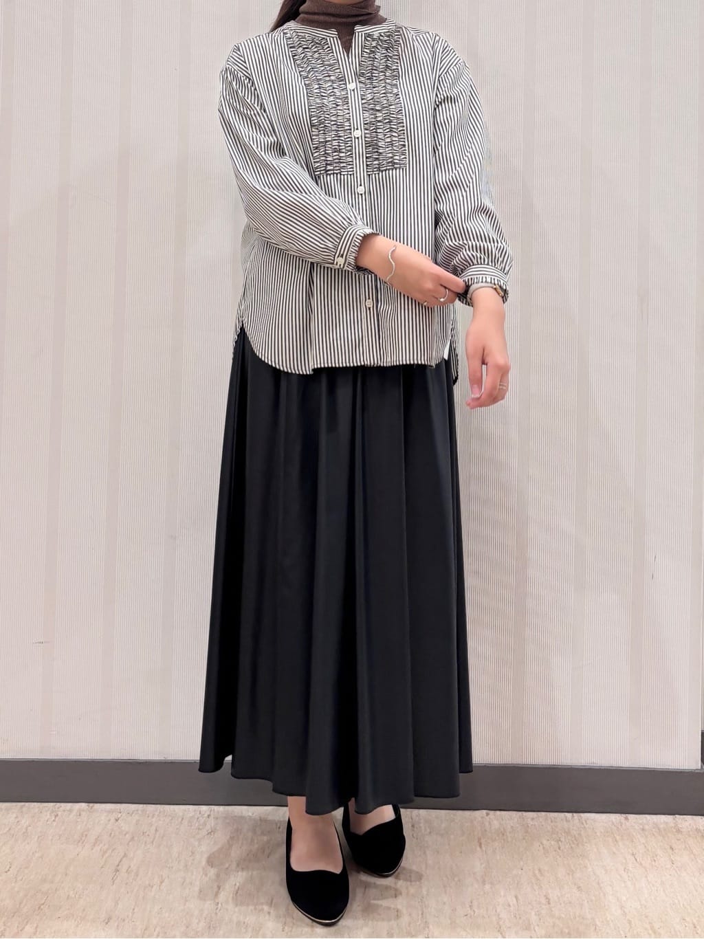 ちひさんの「INDIVI｜レザー調ギャザースカート」を使ったコーディネート