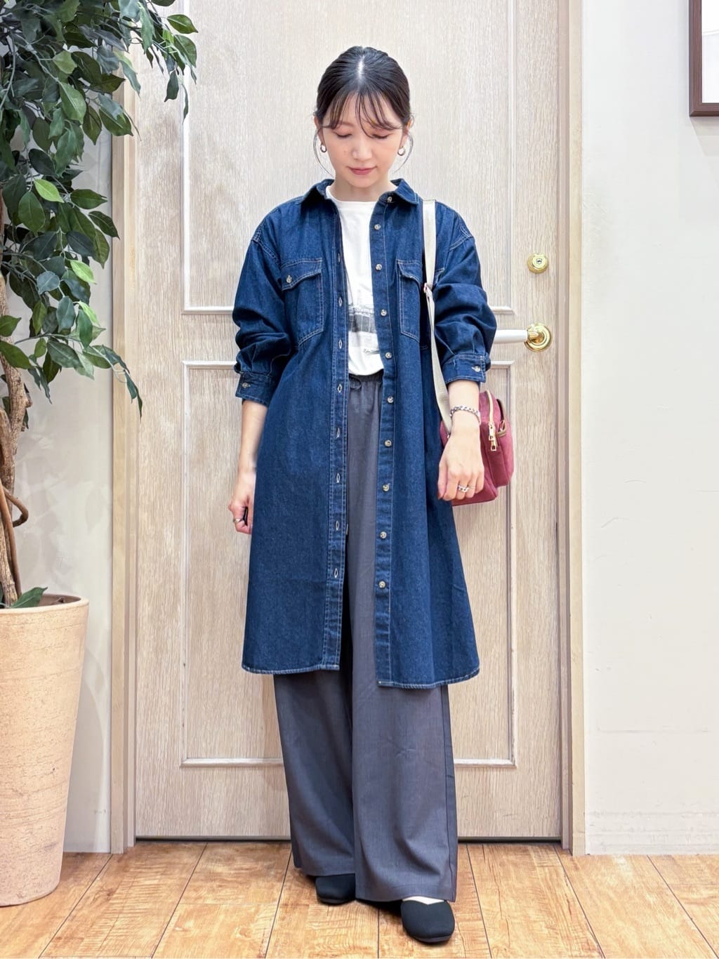 なみさんの「SHOO･LA･RUE｜【S-LL】ロングシーズン活躍 デニムシャツワンピース」を使ったコーディネート