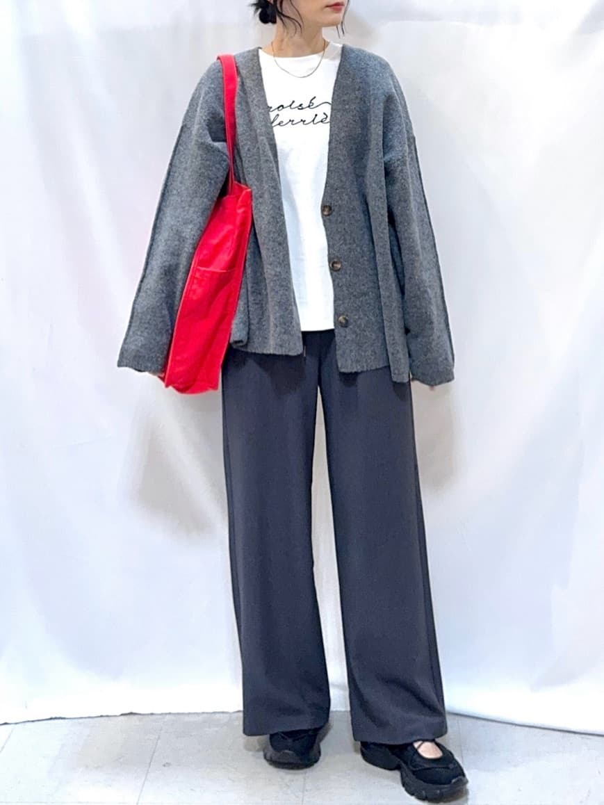 𝐇𝐢𝐫𝐨𝐦𝐢さんの「SHOO･LA･RUE｜【洗濯機可/S-LL】周りと差がつく チェーンステッチロゴロンT」を使ったコーディネート