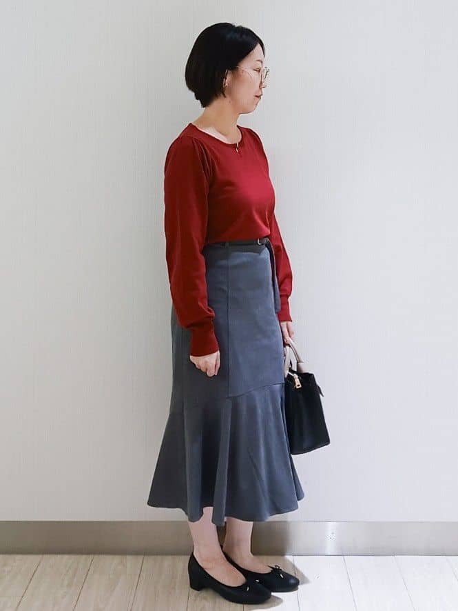 KaHoさんの「index｜パール調パーツ付きクルーネックニット【洗濯機OK】《8col／XS～3L》」を使ったコーディネート
