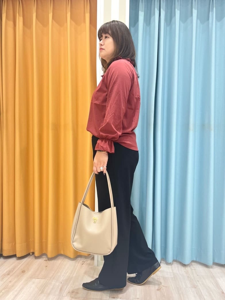 TUMU-TUMUさんの「SHOO･LA･RUE｜【S-LL/洗濯後しわになりにくい/吸水速乾/UV】大人フェミニンな装いに 襟フリルブラウス」を使ったコーディネート