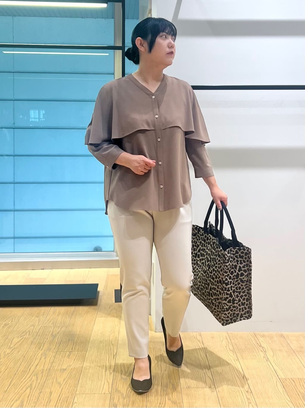shimaさんの「INDIVI｜【羽織りとしても活躍！】ケープカラーブラウス」を使ったコーディネート
