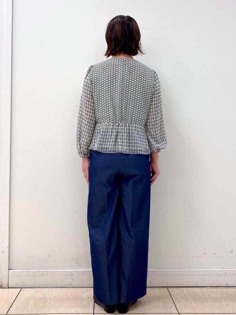 ksmさんの「Reflect｜【きちんと見え／セットアップ可／通勤におすすめ◎】ペプラムプリントブラウス」を使ったコーディネート
