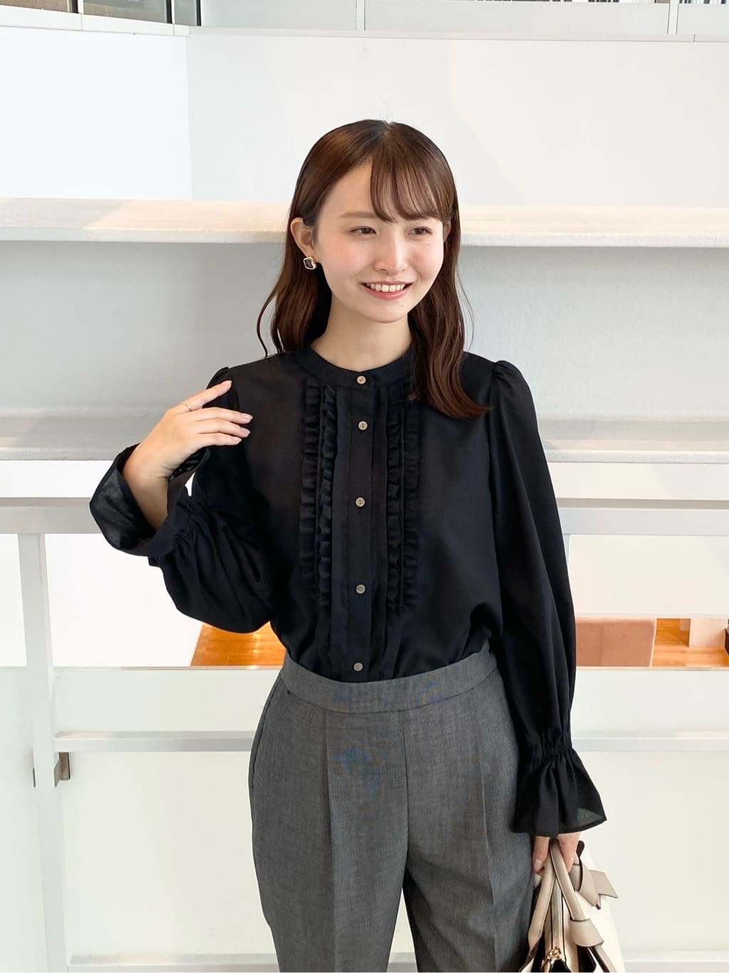 みさかさんの「index｜タックフリルバンドカラーブラウス【洗濯機OK／イージーアイロン】」を使ったコーディネート