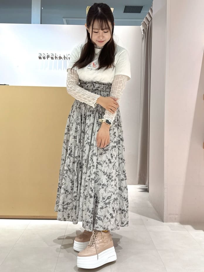 neinaさんの「ESPERANZA｜【EC先行販売】きゅんフィット厚底フラットキルティングスタッズスニーカー」を使ったコーディネート