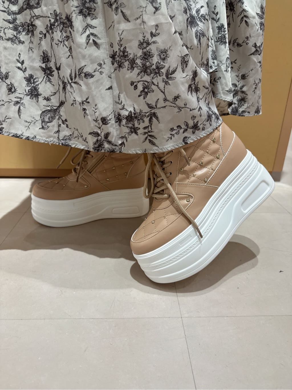 neinaさんの「ESPERANZA｜【EC先行販売】きゅんフィット厚底フラットキルティングスタッズスニーカー」を使ったコーディネート