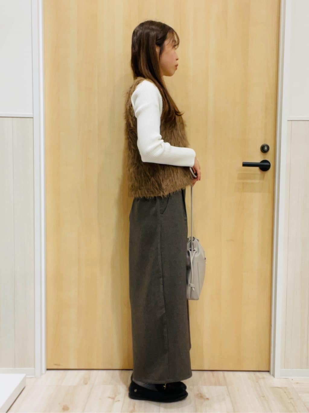 minamiさんの「SHOO･LA･RUE｜【高レビュー/2点セット】着るだけでコーデが決まる フェザーニットベスト&times;リブニット」を使ったコーディネート