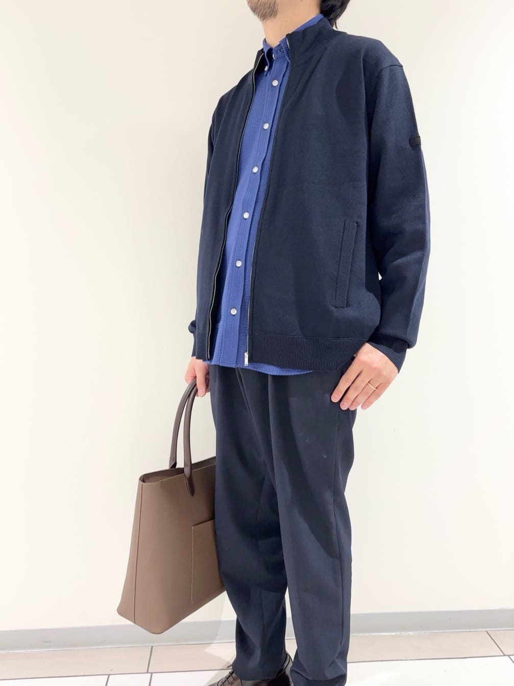 及川さんの「TAKEO KIKUCHI｜アンチピリング ジップアップ ニット」を使ったコーディネート