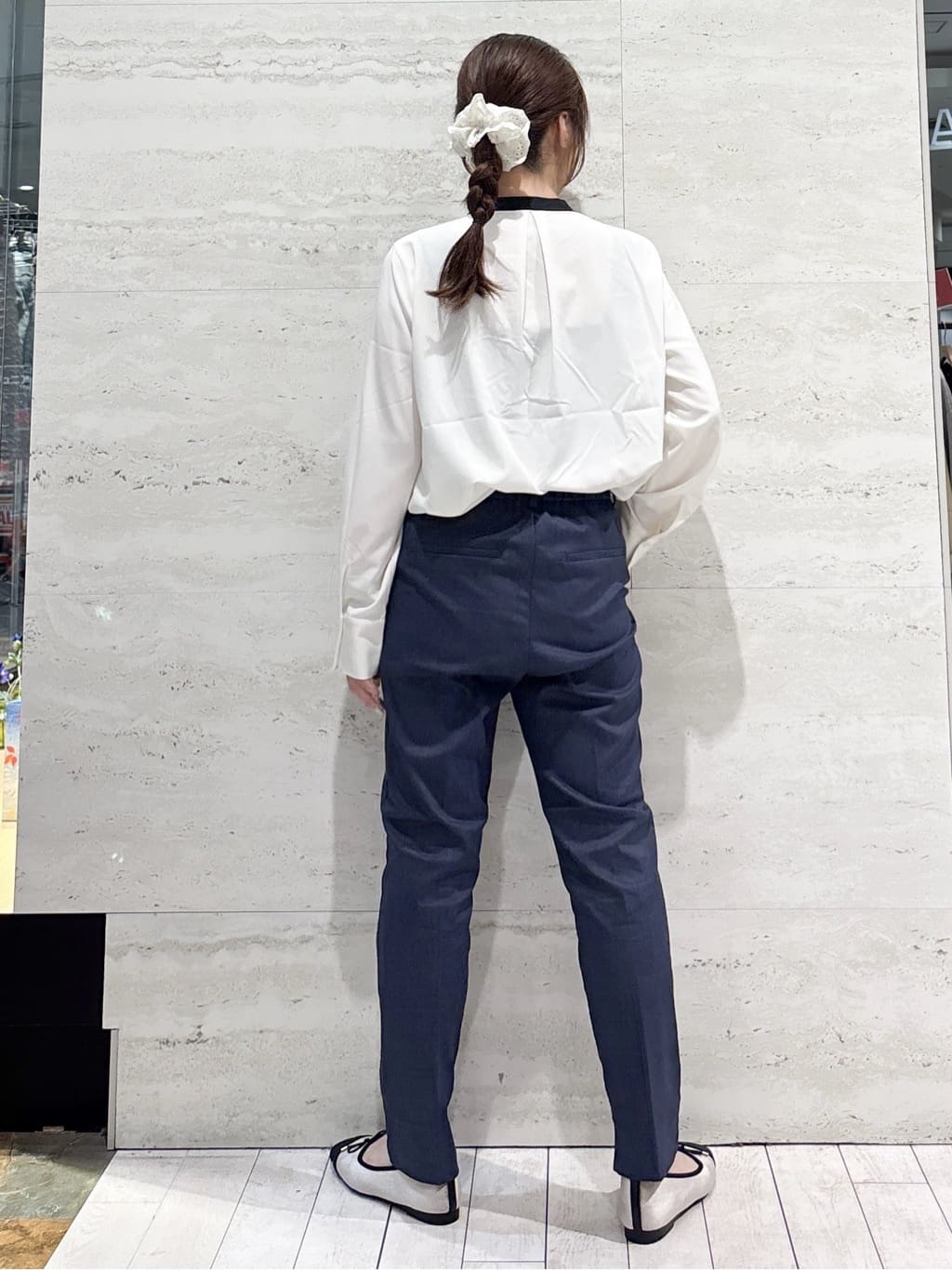 かほさんの「OPAQUE.CLIP｜《S-LLサイズ》ハイストレッチスティックパンツ【洗濯機洗い可／接触冷感】」を使ったコーディネート