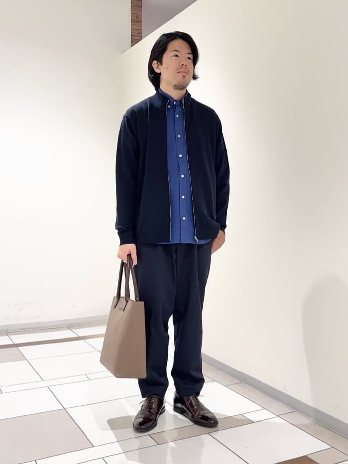 及川さんの「TAKEO KIKUCHI｜アンチピリング ジップアップ ニット」を使ったコーディネート