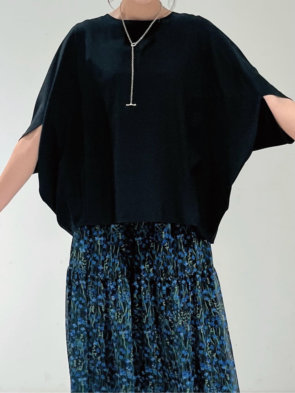 shioriさんの「INDIVI｜【体型カバー/SETUP可能】ジョーゼット　ドルマンブラウス」を使ったコーディネート