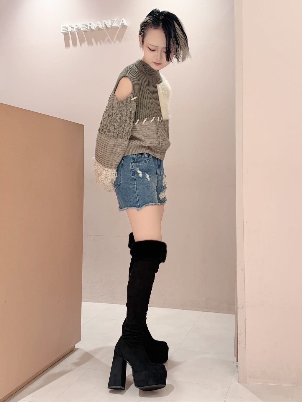 MIGIさんの「ESPERANZA｜【ラク盛り／ニーハイブーツ】リピーター続出／脚長美脚 フェイクファーニーハイブーツ」を使ったコーディネート