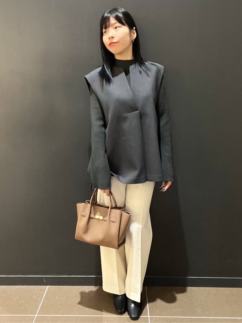 yunさんの「OPAQUE.CLIP｜【軽量／2WAY／通勤対応】フロントベルトデザインミドルトートバッグ」を使ったコーディネート