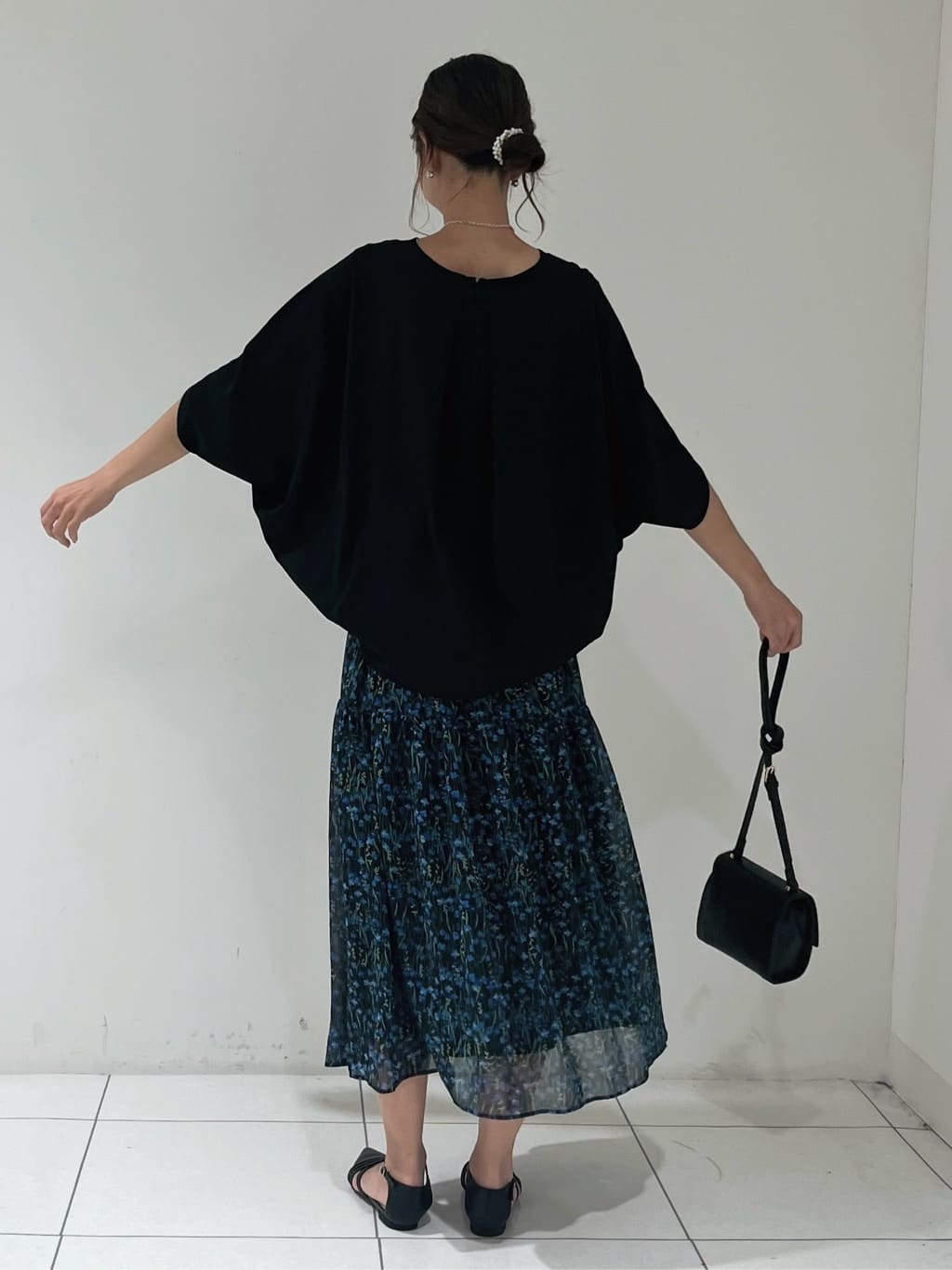 shioriさんの「INDIVI｜【体型カバー/SETUP可能】ジョーゼット　ドルマンブラウス」を使ったコーディネート