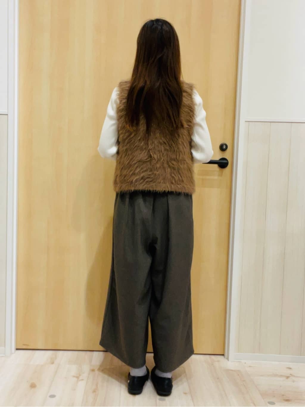 minamiさんの「SHOO･LA･RUE｜【高レビュー/2点セット】着るだけでコーデが決まる フェザーニットベスト&times;リブニット」を使ったコーディネート
