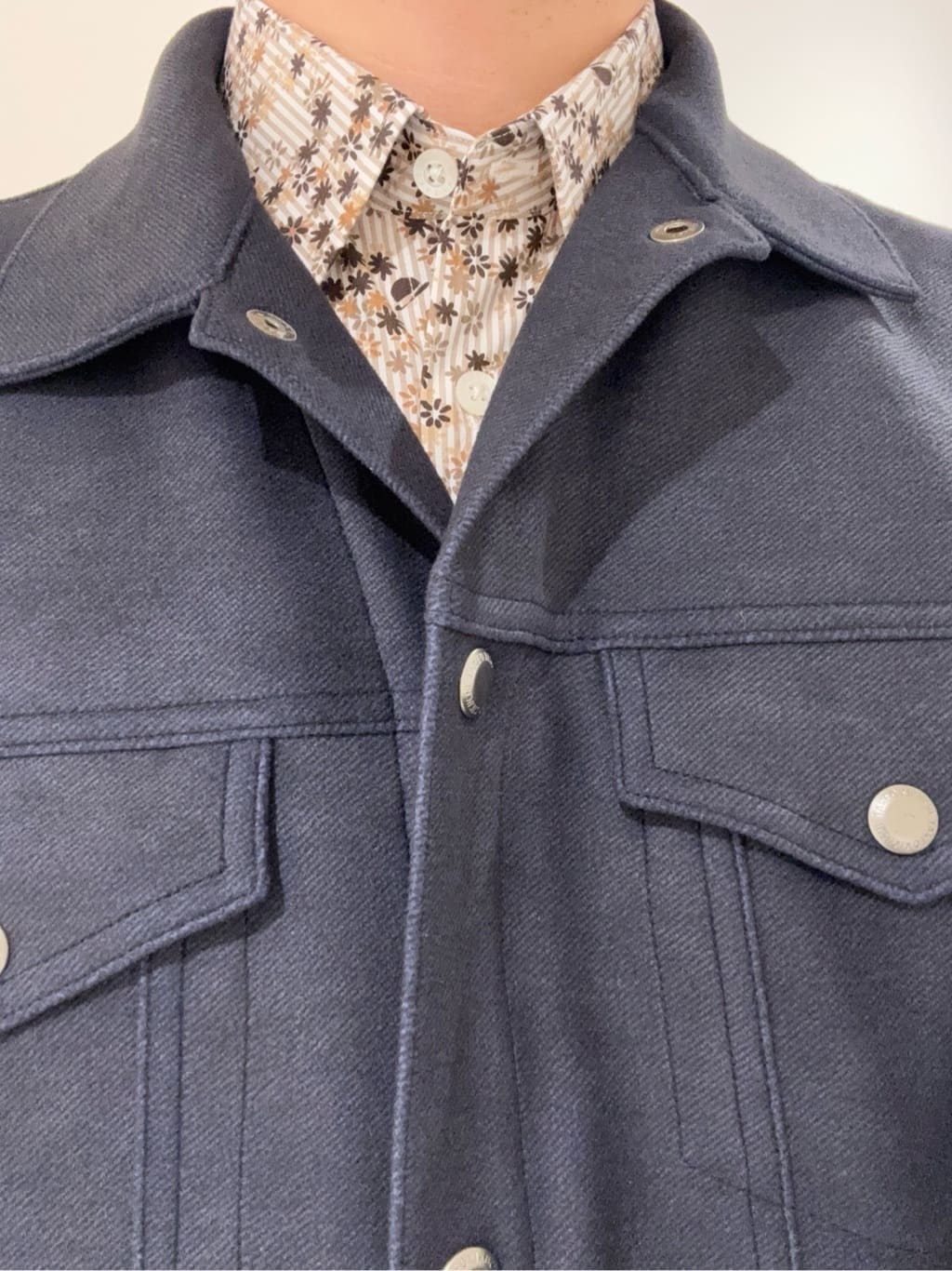 及川さんの「TAKEO KIKUCHI｜ストライプ小花 長袖シャツ」を使ったコーディネート