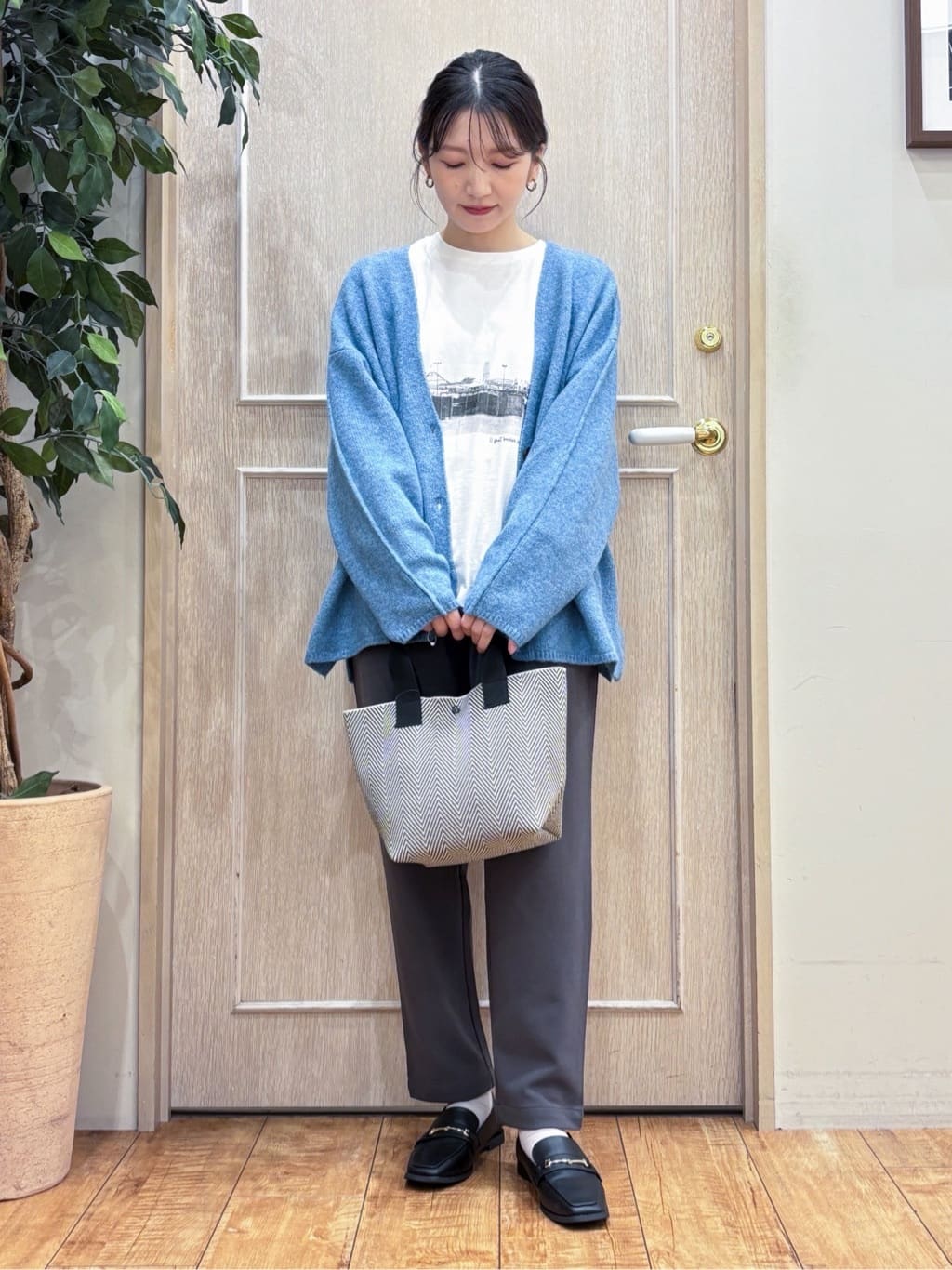 なみさんの「SHOO･LA･RUE｜【洗濯機可】ふわっと軽く羽織れる オーバーサイズカーディガン」を使ったコーディネート