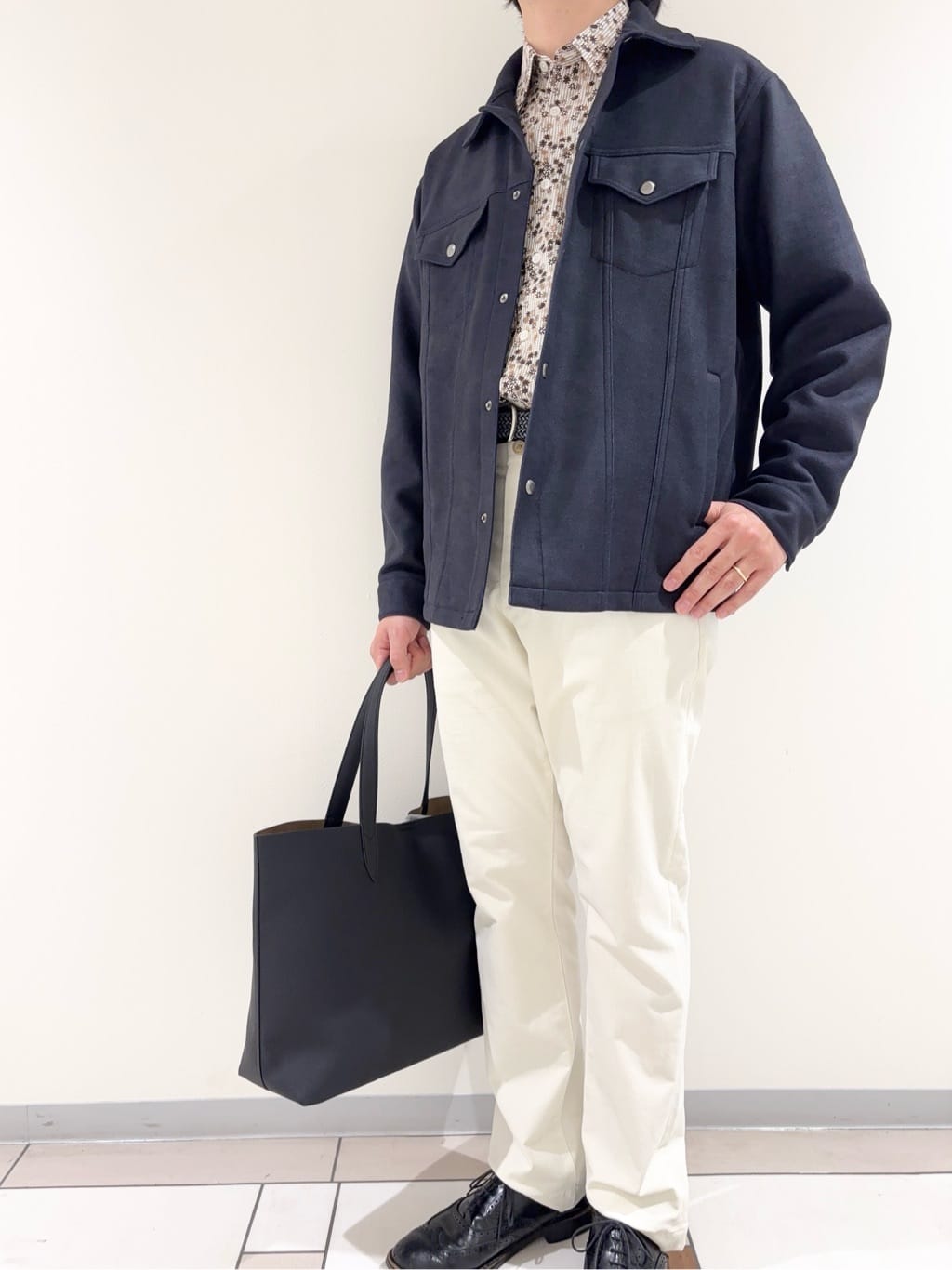 及川さんの「TAKEO KIKUCHI｜ストライプ小花 長袖シャツ」を使ったコーディネート