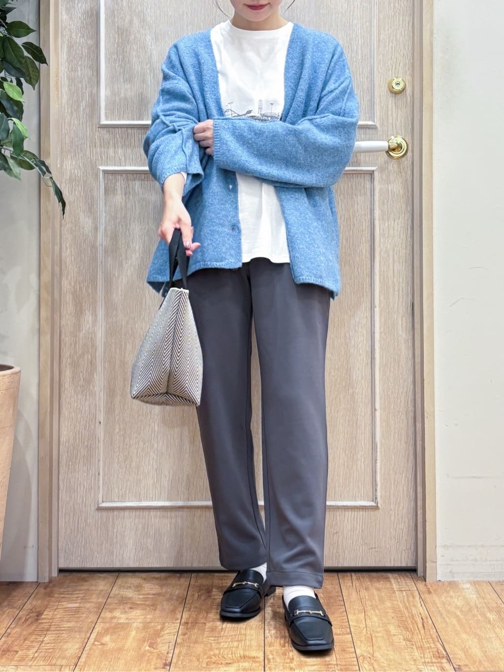 なみさんの「SHOO･LA･RUE｜【洗濯機可】ふわっと軽く羽織れる オーバーサイズカーディガン」を使ったコーディネート