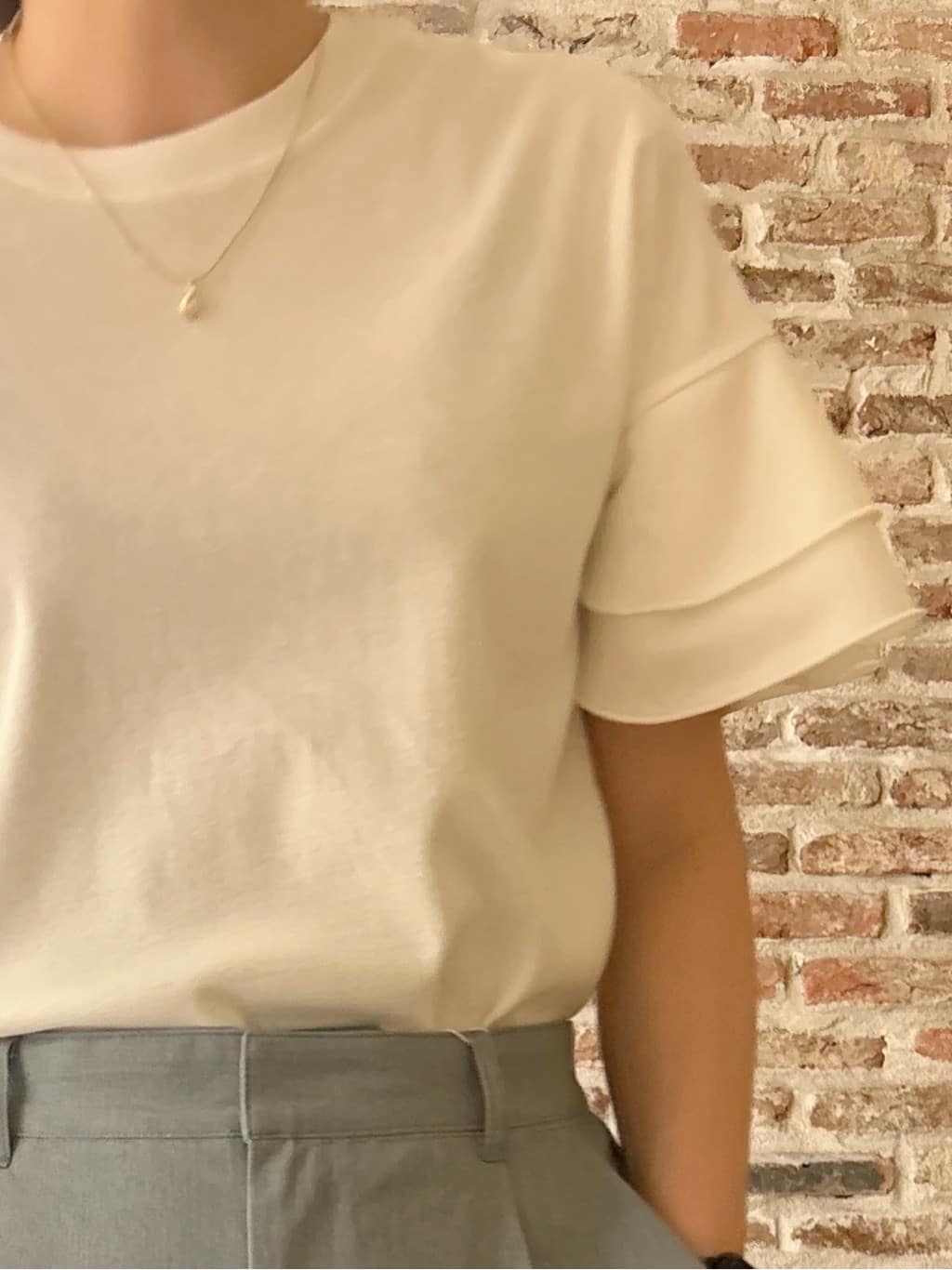しばさんの「THE SHOP TK｜【汗染み防止】袖フリルTシャツ【UVカット/洗濯機OK】」を使ったコーディネート