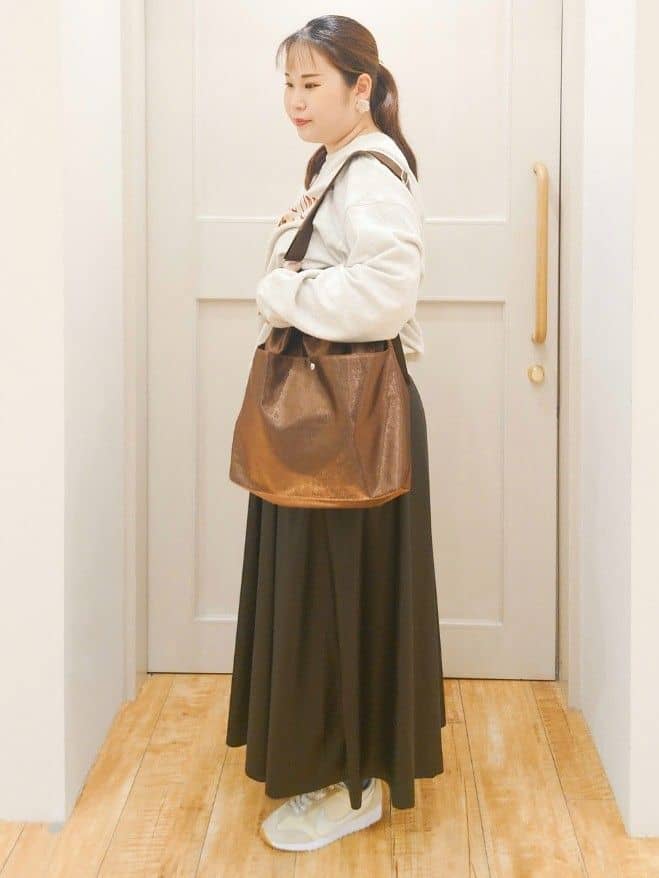 ななこさんの「SHOO･LA･RUE｜【S-LL】大人の抜け感 合皮フレアスカート」を使ったコーディネート