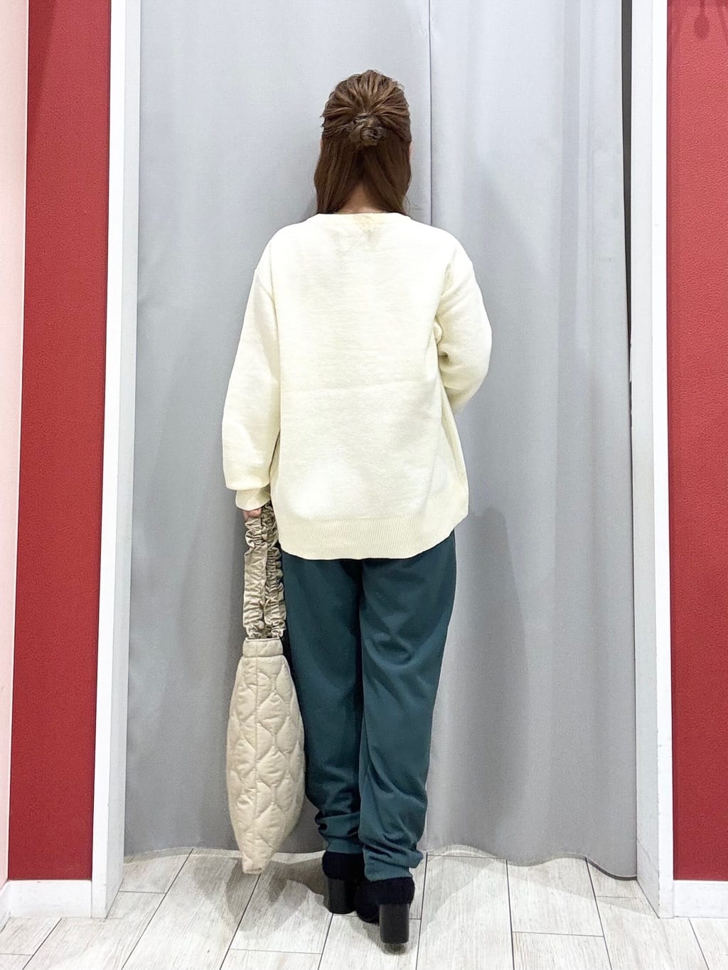 shioさんの「SHOO･LA･RUE｜【洗濯機可/ちくちくしにくい】大人のための スウェットライク刺繍ロゴニット」を使ったコーディネート