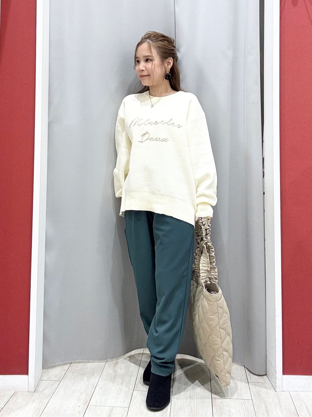 shioさんの「SHOO･LA･RUE｜【洗濯機可/ちくちくしにくい】大人のための スウェットライク刺繍ロゴニット」を使ったコーディネート