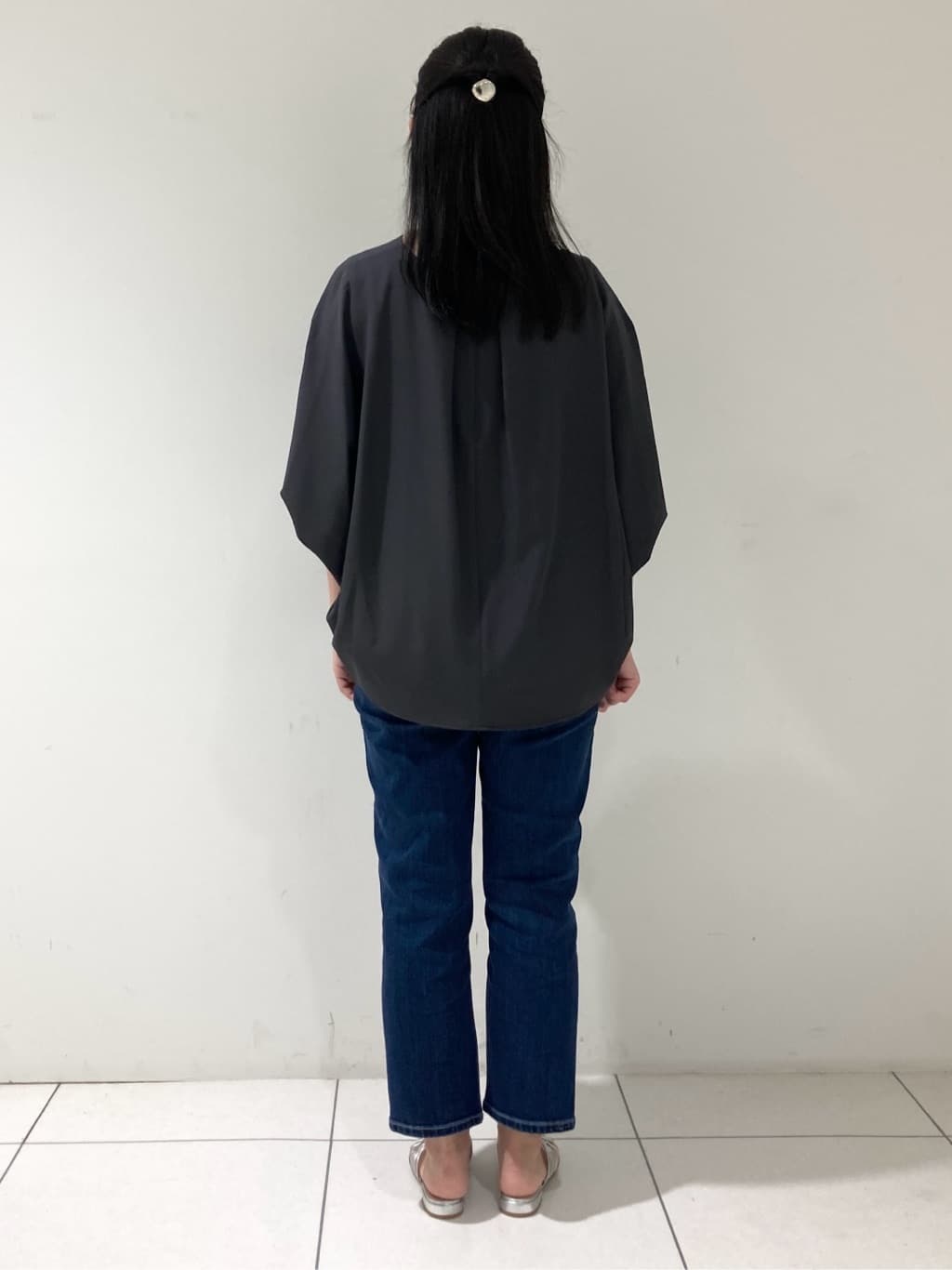 momokoさんの「INDIVI｜【体型カバー/SETUP可能】ジョーゼット　ドルマンブラウス」を使ったコーディネート